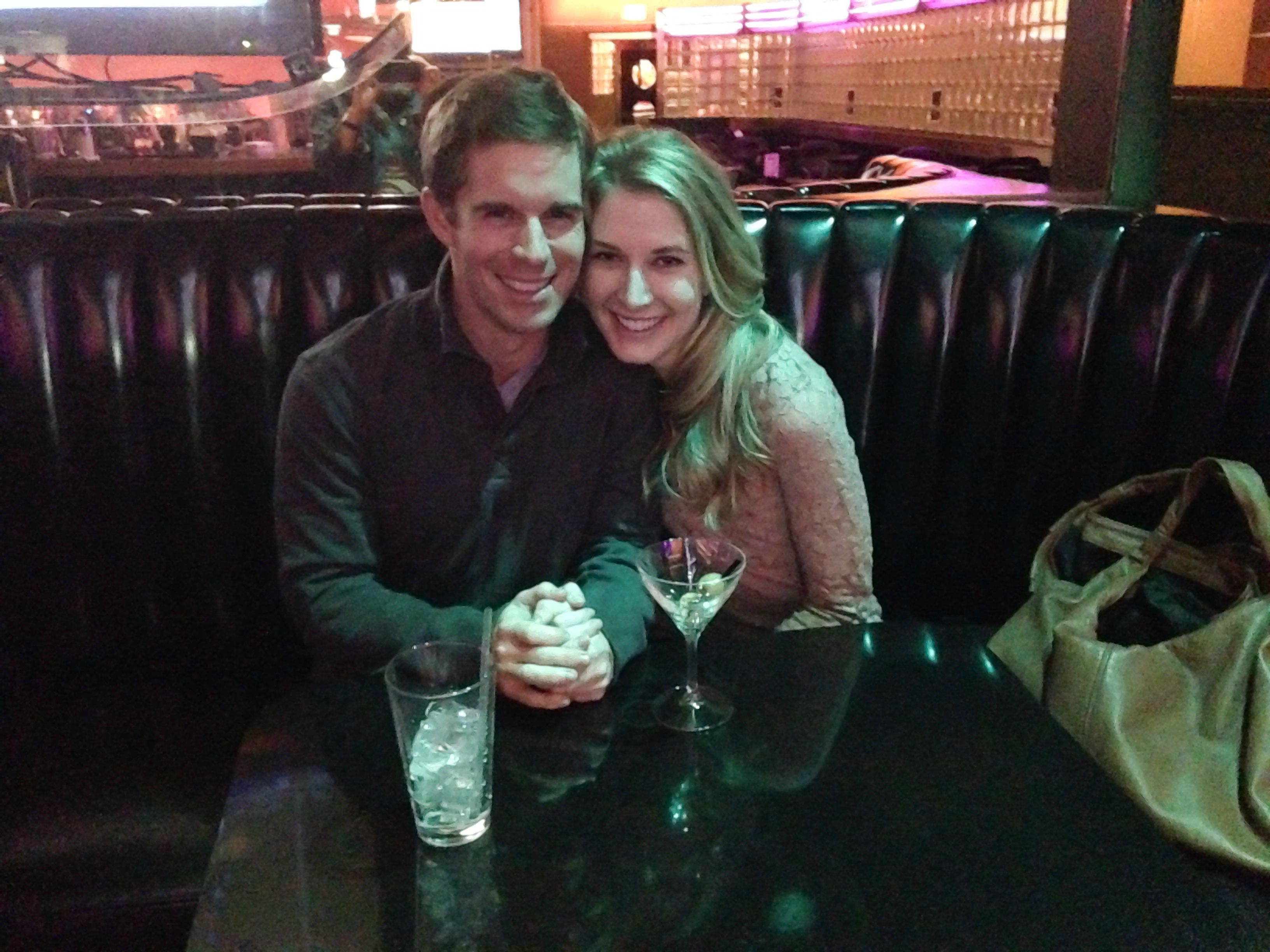 "Ne-am intalnit online si cand am fost in orasul ei mers cu ea la intalnire. S-a dovedit ca iubim amandoi aceeasi inghetata si am avut multe in comun. Nu puteam sa cred ca m-as indragosti atat de repede, dar sa intamplat"..