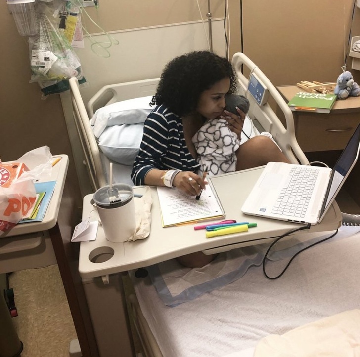 O tanara care s-a apucat de invatat pentru un examen pe patul de spital, dupa ce nascut