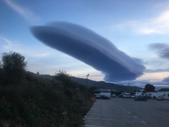 Un nor cu o forma ciudata a aparut "in calea" unui turist