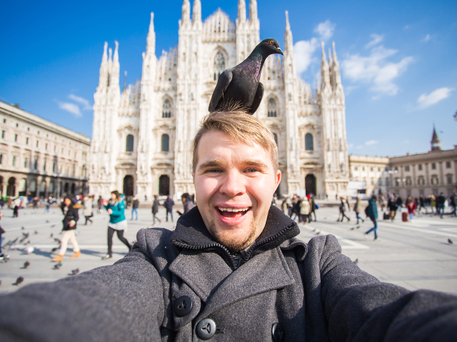 Musafir nepoftit "pe capul" unui turist