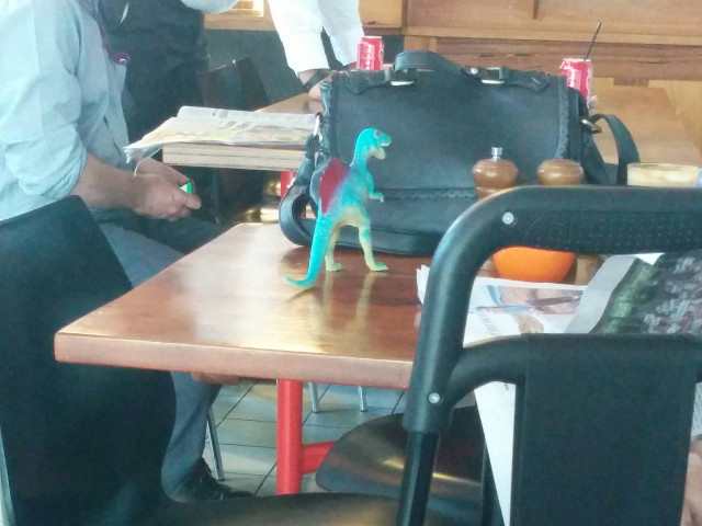 Cafeneaua in care se folosesc dinozauri de plastic pentru numerotarea meselor