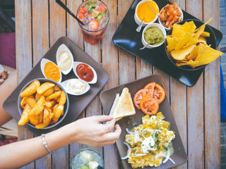 Pastreaza in casa atat alimente sanatoase, cat si snacksuri