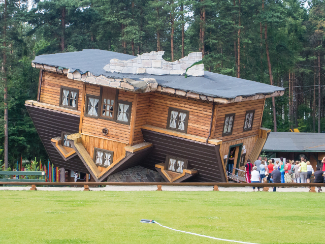Casa cu susul in jos in Szymbark, Polonia