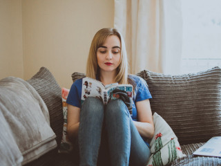 Citeste o carte pe canapea