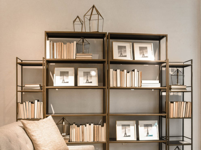 Reorganizarea raftului de carti