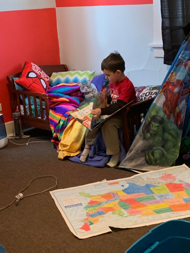 Pare ca ii citeste o poveste