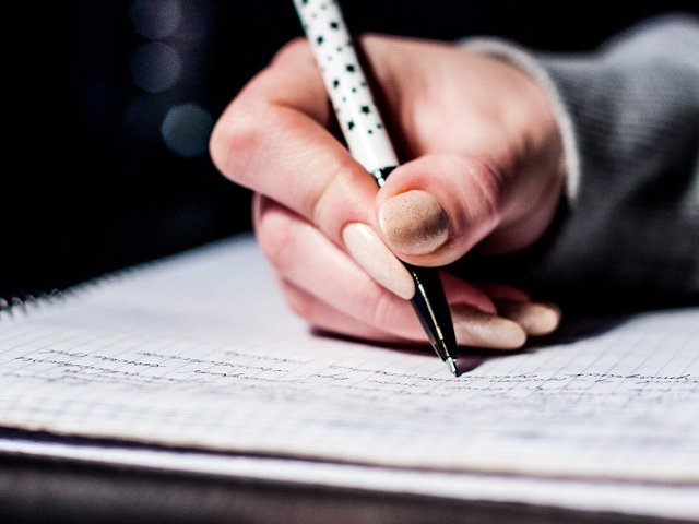 Atunci cand un scris de mana seamana cu o mazgalitura, fiind de necitit si de neinteles, se numeste grifonaj (se intalneste la persoanele care sufera de tulburari psihice precum dementa)