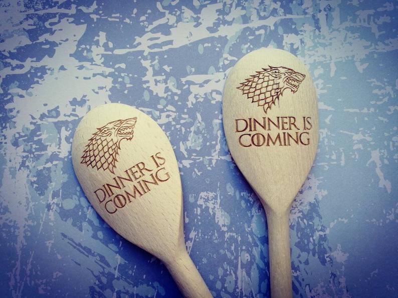 Linguri de lemn cu mesajul "Vine cina"