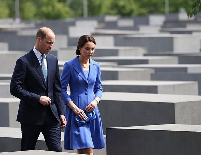 Motivul pentru care femeile din Familia Regala poarta numai plicuri si nu posete