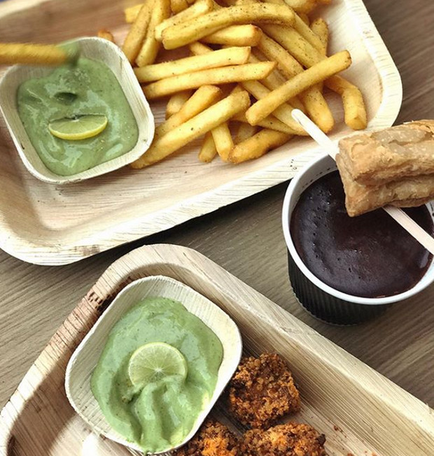 In locul farfuriilor de unica folosinta, un restaurant foloseste platouri facute din frunze de Areca, uscate la soare