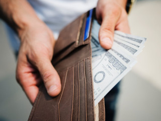 Este definit de banii pe care ii are sau nu ii are