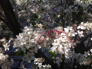 Se renunta la martisor si se scoate zestrea din casa