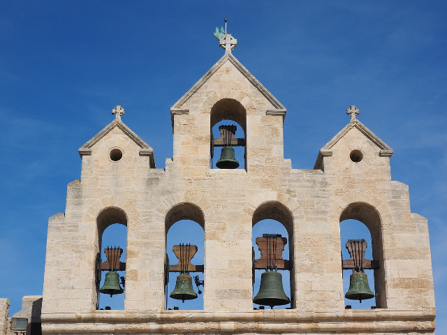 Clopotele catedralei poarta nume