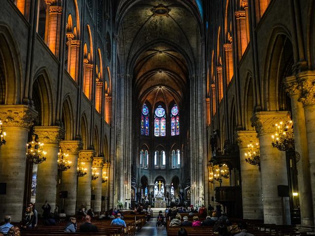 Interiorul poate adaposti pana la 10.000 de persoane