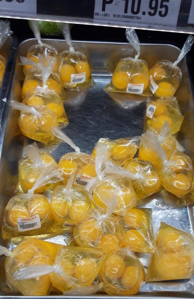 O companie a inlocuit cojile de oua cu... pungi de plastic si vinde oua sparte in acest ambalaj. Unde este logica?