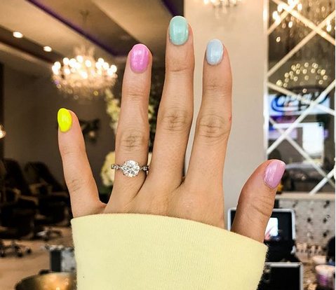 Unghiute multicolore