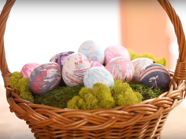 Oua vopsite prin transferul culorii si modelului de pe materialele de matase