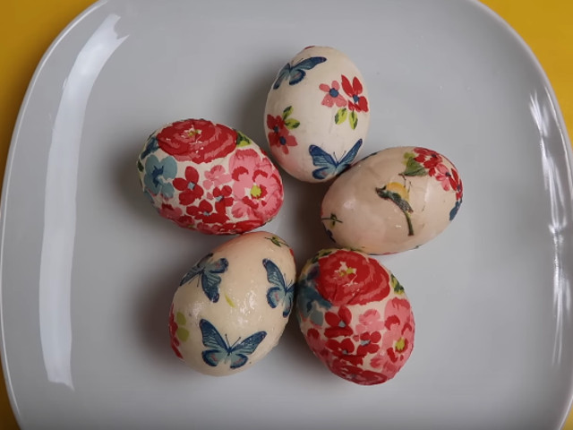 Oua realizate cu tehnica "decoupage"