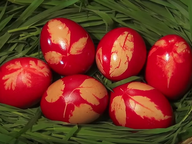 Oua rosii decorate cu frunze