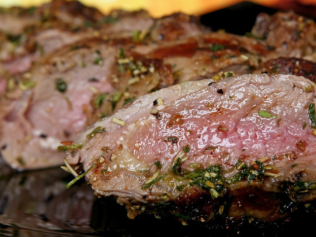 Friptura de miel cu usturoi verde in sos de vin si bulion