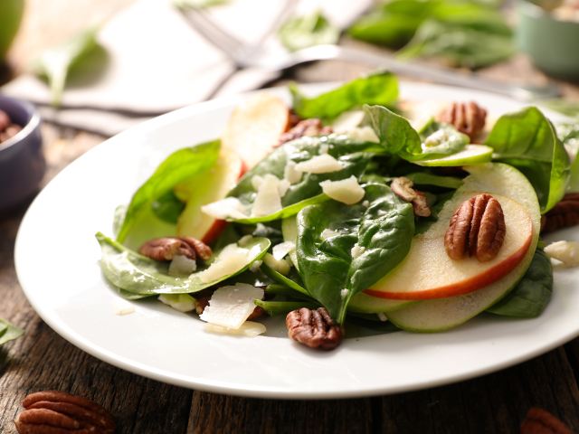 Salata cu spanac, mere si nuci pecan