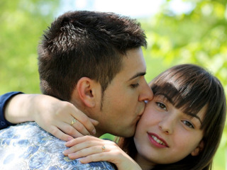 Fara sarut pe obraz la intalnirea cu prietenii