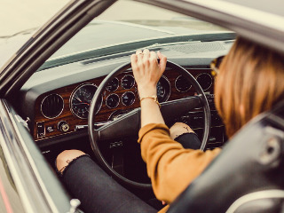 Foloseste protectie solara, in special pe bratul de la geamul masinii