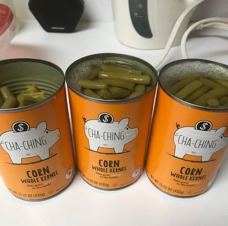 Trei cutii pe care scrie "Porumb" contin fasole verde