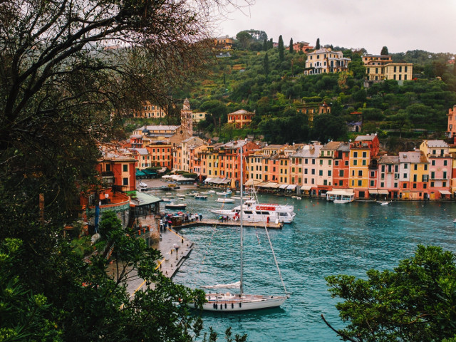 Peisaj de vis, vegetatia luxurianta si arhitectura rafinata