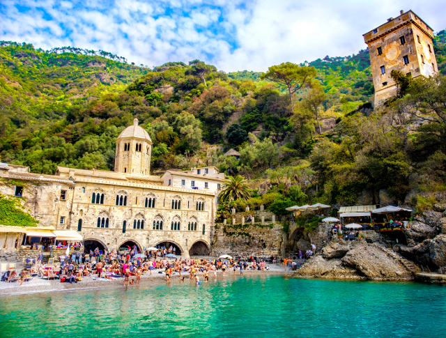 Abatia San Fruttuoso si plaja dintre Portofino si Camogli