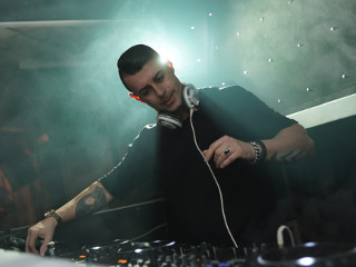 Cer DJ-ului anumite melodii