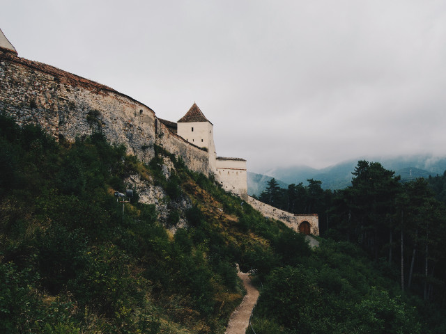 Cetatea Rasnov,  unul din cele mai bine pastrate ansambluri fortificate din Transilvania
