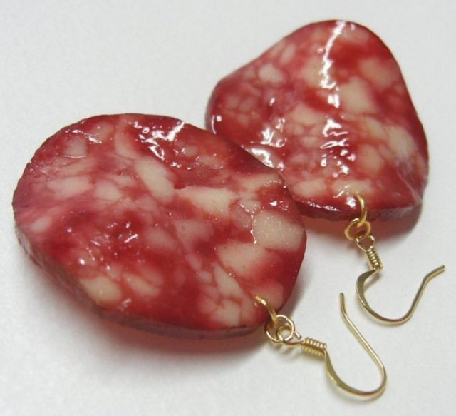Cercei in forma de felii de salam