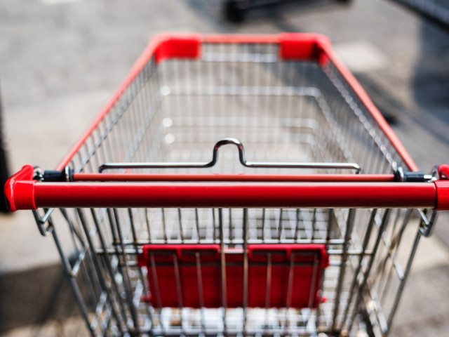 Lasi caruciorul de cumparaturi in parcare