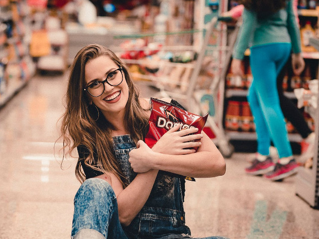 Incepi sa mananci din anumite produse inainte sa le platesti