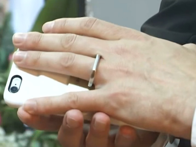 Aaron Chervenak s-a casatorit cu smartphone-ul sau