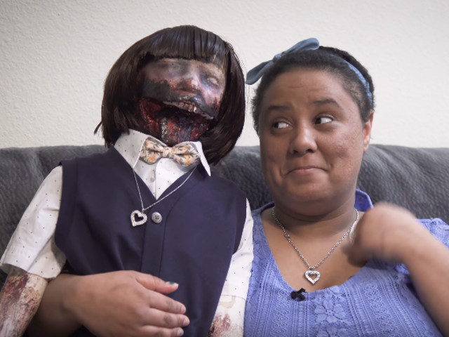 Felicity Kadlec s-a casatorit cu papusa ei zombie