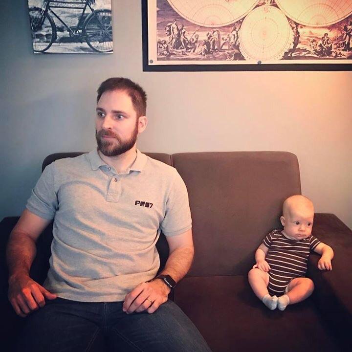 Cand s-au epuizat subiectele de discutie: tata si fiu, intr-o ipostaza amuzanta