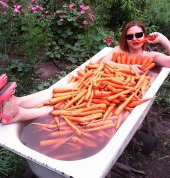 Doar o simpla baie intr-o cada plina cu morcovi