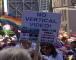 "Fara video-uri verticale!" - mesajul de pe pancarta
