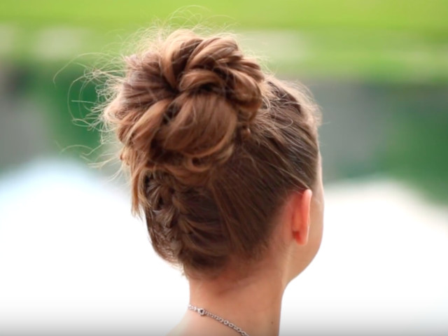 Mai mult cozi impletite prinse intr-un coc