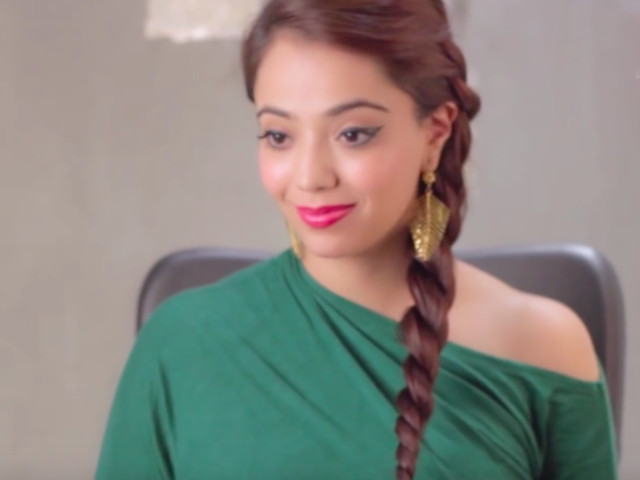 Coada impletita intr-o parte