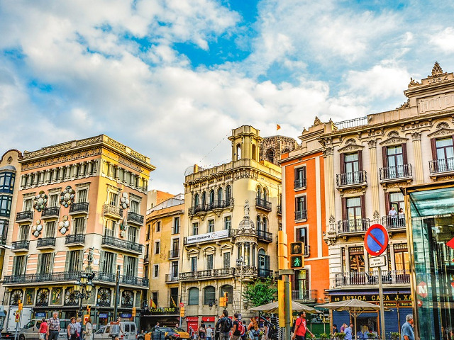 Un oras plin de culoare