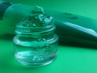 Foloseste un gel cu aloe vera