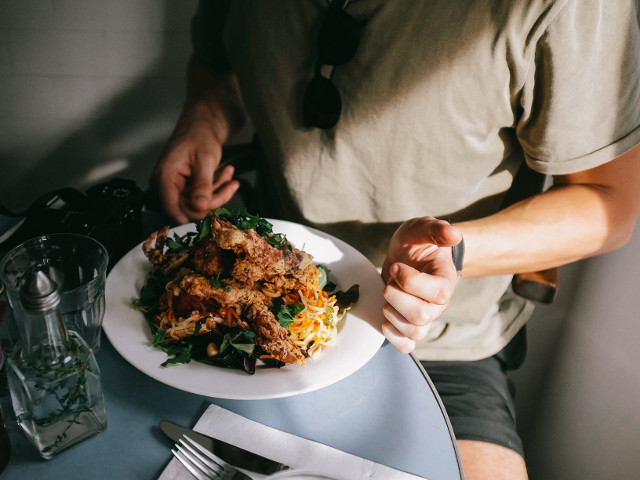 Mananca acasa, nu in oras