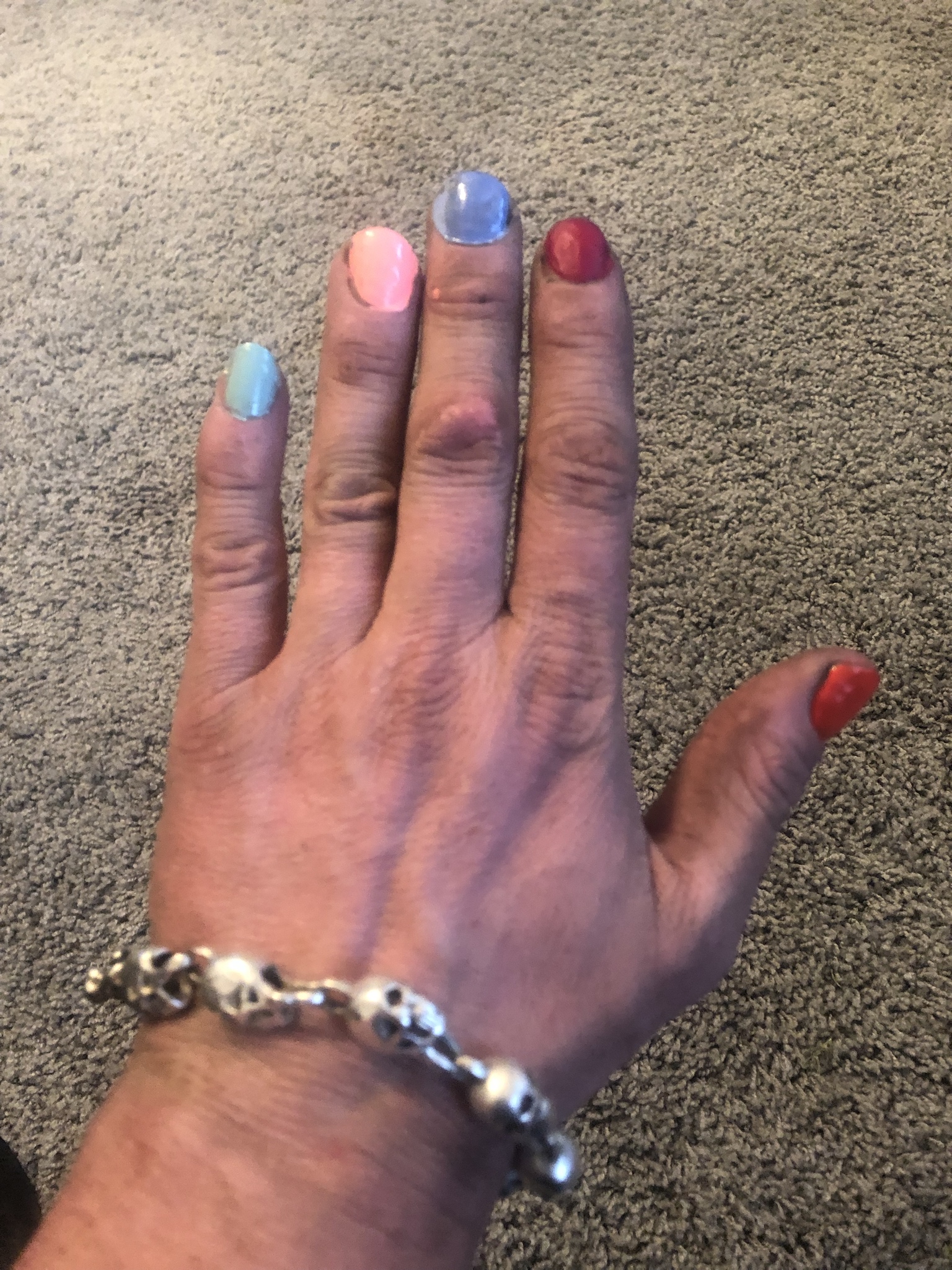 "Sunt un tata singur si un mecanic (murdar) de profesie, iar de fiecare data cand stau cu fetele mele imi fac unghiile cu oja"