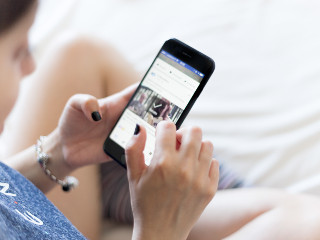 Femeile folosesc mai mult Facebook-ul sau alte retele sociale