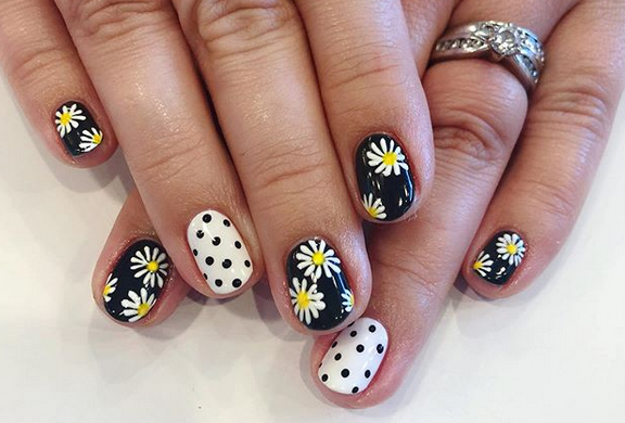 Nu sunt chiar colorate, dar te duc cu gandul la vara