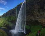 Seljalandsfoss, cea mai populara cascada din Islanda, avand 65 de metri inaltime