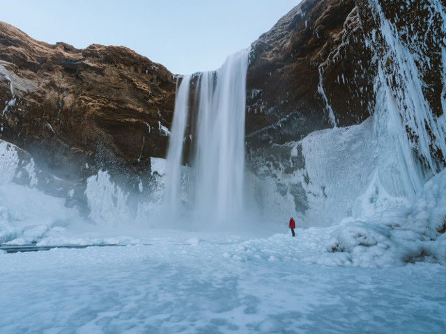 Cascada Skogafoss rivalizeaza la frumusete cu Seljalandsfoss, avand 60 de metri inaltime